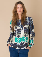 Afbeelding in Gallery-weergave laden, Becca - IVY BEAU - Blouse - Night Blue/Multi
