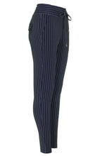 Afbeelding in Gallery-weergave laden, Danja - Mi Piace - Travelstof Broek - Blue Pinstripe
